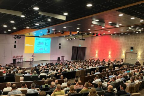 Terugblik Jaarbijeenkomst Topigs 2025: kritische reflectie op een veranderende varkenshouderij: Krulstaarten en vrije kraamzeugen.